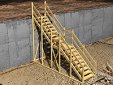 Escalera fija provisional de madera para protección de paso peatonal entre dos puntos situados a distinto nivel