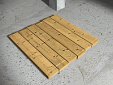 Entablado de madera para protección de pequeño hueco horizontal de losa, formado por tablón de madera de 20x7,2 cm